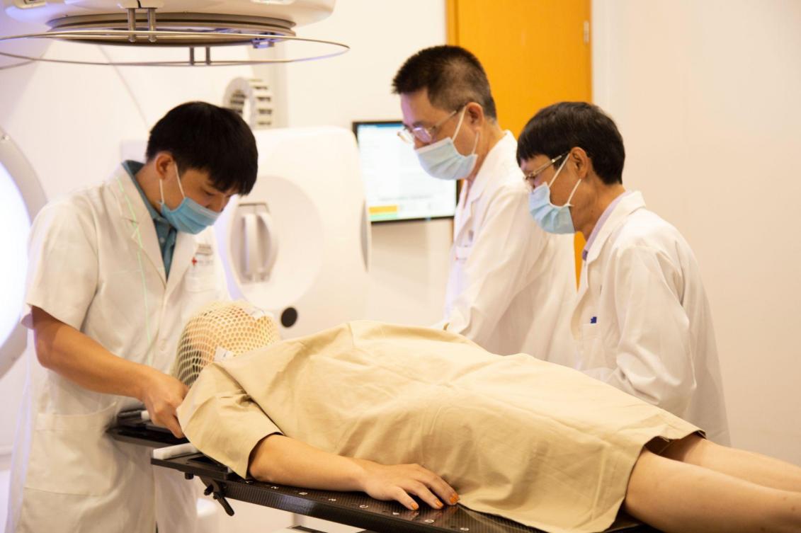 Quy trình xạ trị tại Hưng Việt đạt hiệu quả, an toàn tối đa, hạn chế tác dụng phụ nhờ trang bị máy xạ trị gia tốc thế hệ mới (Ảnh: Bệnh viện Hưng Việt).