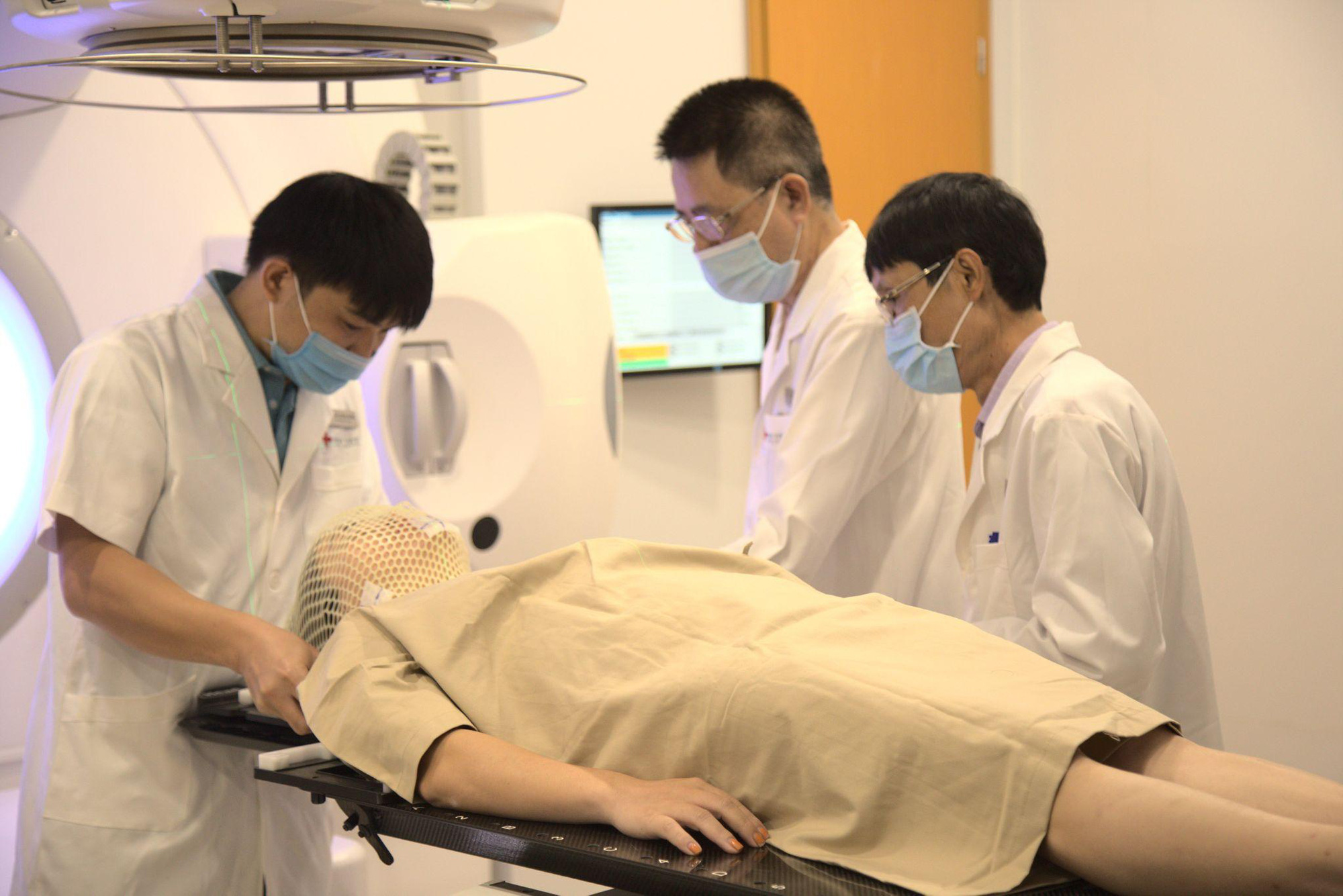 Đối với xạ trị, thời gian từ thăm khám, chẩn đoán đến thực tế điều trị tại Hưng Việt chỉ mất 2-5 ngày, thay vì 1-2 tháng tại các cơ sở y tế khác khi quá tải